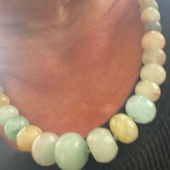 18” adj clasp graduated jade/quartz silk knotted necklace. - Picture 6 of 10